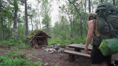 Hombre-Caminante-Con-Malamute-De-Alaska-Con-Correa-Pasó-Por-El-Campamento-En-El-Parque-Nacional-De-Ånderdalen-En-La-Isla-De-Senja,-Noruega