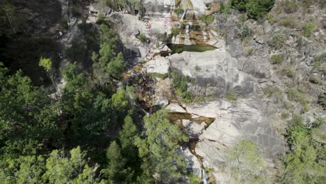 Schöne-Luftaufnahme,-Portugiesische-Kaskaden,-Natürliche-Pools-Auf-Steilen-Felsen,-Tahiti-wasserfall