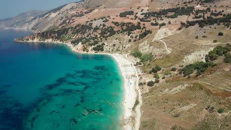 Luftaufnahme-Von-Oben-Nach-Unten-Idyllischer-Sandstrand-Von-Agia-Kiriaki-Mit-Smaragdgrünem-Wasser,-Griechenland