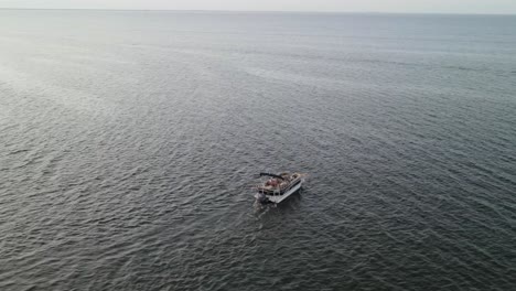 Aerial-View-Of-Motorboat-Cruising-At-Lake-Pontchartrain-Near-Breakwater-Drive-In-Lousiana,-USA