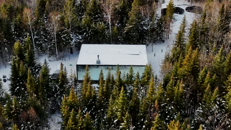 Winterlicher-Wald-Mit-Architektonisch-Verspiegeltem-Gästehaus-In-Charlevoix,-Quebec,-Kanada