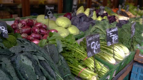 Pfanne-über-Frische-Gemüseprodukte-Auf-Dem-Bio-Bauernmarkt