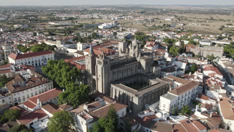 Ancient-Cathedral-in-historic-center-Evora-and-cityscape,-Portugal
