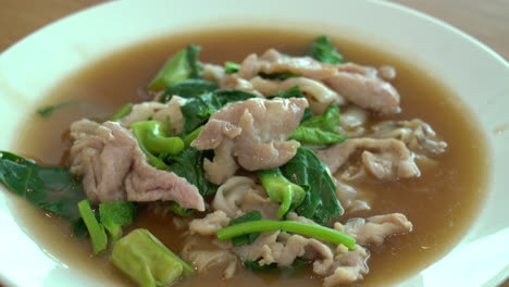Fried-noodle-with-pork-and-broccoli-in-gravy-soup