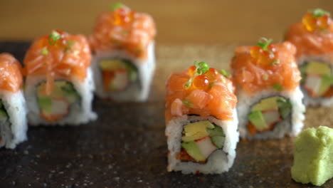 Rollo-De-Sushi-De-Salmón---Estilo-De-Comida-Japonesa