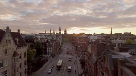 Gargoyle-Sunrise,-Eine-Luftaufnahme-Der-Stadt-Bei-Sonnenaufgang-In-Amsterdam,-Italien