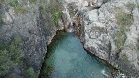 Wasserfall-Cascade-Da-Portela-Do-Homem,-Kristallklares-Poolwasser,-Nationalpark-Gerês,-Portugal