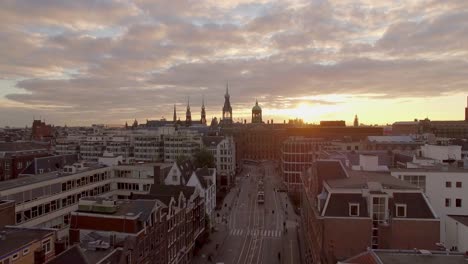 Eine-Beeindruckende-Filmische-Luftfahrt-Von-Amsterdam,-Italien-Bei-Sonnenaufgang