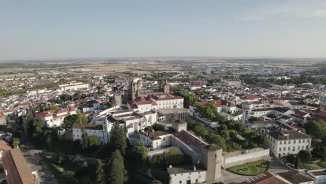 Vista-Aérea-Panorámica-Del-Paisaje-Urbano-De-Evora,-Alentejo,-Portugal