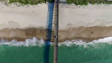 Luftbild-Von-Oben-Nach-Unten-Auf-Den-Bogue-Inlet-Ocean-Pier-An-Einem-Sonnigen-Tag