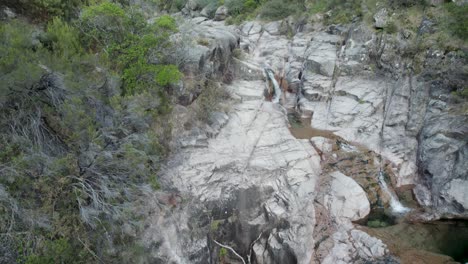 Cascade-Da-Portala-Do-Homem-Wasserfall-Im-Peneda-Geres-Nationalpark
