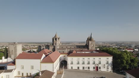 Catedral-De-Evora-En-Portugal.-Reversa-Aérea