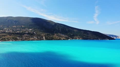 Impresionante-Océano-Azul-De-La-Playa-De-Agia-Kiriaki-En-Grecia---Toma-Aérea-De-Drones