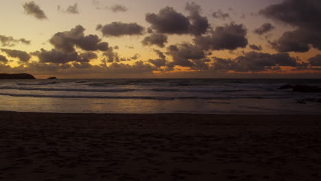 Wunderschöne-Szenische-Ozeanlandschaft-Mit-Sonnenuntergang,-Wellen-Und-Strand-In-Newquay,-Cornwall
