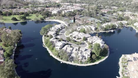 Aerial-View-of-Calabasas-City-Neighborhood-Luxurious-Lakeside-Homes,-Rising-Shot