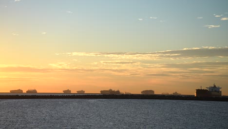 Der-Hafen-Von-Long-Beach,-Kalifornien,-Ist-Inmitten-Einer-Globalen-Lieferkettenkrise-Mit-Frachtschiffen-überfüllt---Sonnenuntergang-Mit-Schiffssilhouetten