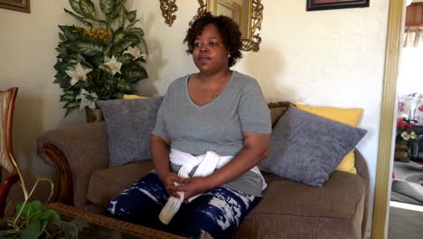 Afroamerikanische-Frau,-Die-Auf-Der-Couch-Sitzt-Und-Träumt