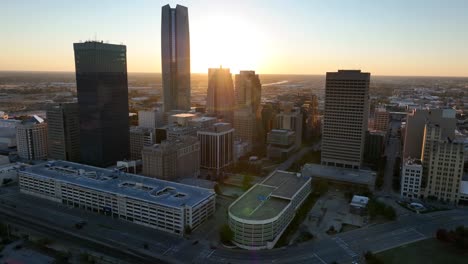 Skyline-Der-Innenstadt-Von-Oklahoma-City-Bei-Sonnenuntergang.-Luftaufnahme