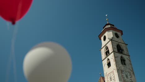 Torre-De-La-Iglesia-Con-Globos-En-Forma-De-Corazón-El-Día-De-La-Boda