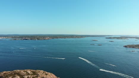 Schnellboote,-Die-Sich-Auf-Dem-Ozean-In-Schweden-An-Einem-Klaren-Sommerhimmel-überqueren---Luftaufnahme