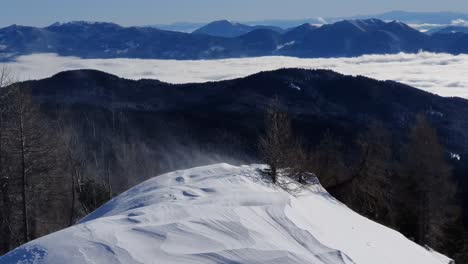 Schöne-Aussicht-Von-Der-Spitze-Des-Berges-Mit-Schnee-Bedeckt