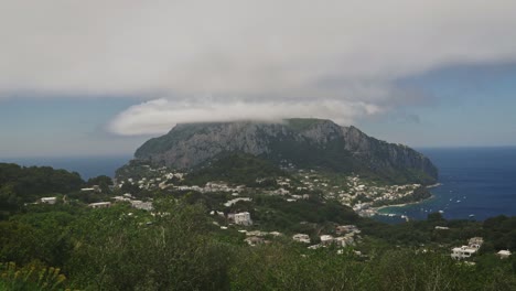 Luftzeitraffer-Der-Insel-Capri-Mit-Wolken,-Die-Durch-Die-Spitze-Der-Insel-Ziehen