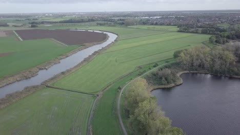 Drohnenaufnahme-Der-Schönen-Felder-In-Der-Nähe-Des-Sees-In-Den-Niederlanden