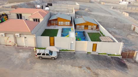 Neu-Gebaute-Häuser-Mit-Funktionierendem-Pool-Spielplatz