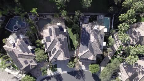 Aerial-Birdseye-view-rising-above-modern-wealthy-Calabasas-homes-with-rooftop-solar-panels