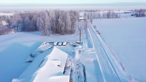 Luftbild-Birdseye-über-Männchen-Entfernen-Von-Schneeverwehungen-Schneepflugmaschine-Auf-Winterlicher-Residenzeinfahrt-Schieben