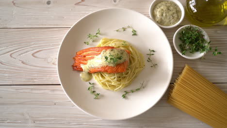 Spaghetti-Mit-Gebratenem-Lachs-Und-Sahnesauce