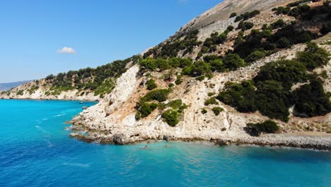 Schönes-Und-Kristallklares-Wasser-Am-Strand-Von-Agia-Kiriaki-In-Kefalonia-Griechenland---Dolly-Shot-Aus-Der-Luft