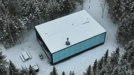 Verspiegeltes-Äußeres-Der-Reflexionskabine-Mitten-Im-Winterlichen-Wald-In-Charlevoix,-Quebec,-Kanada