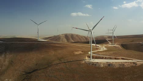 Grüne-ökologische-Energieerzeugung-Durch-Windkraftanlagen-Im-Feld