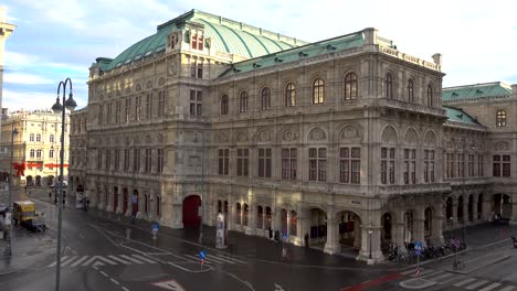 Increíble-Arquitectura-En-Viena,-Austria---ópera-Estatal-Con-Pocas-Personas-Panorama