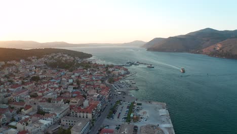 überführung-Argostoli-Küstenlinie-Innenstadt,-Wunderschöne-Sonnenuntergangsfarben-Am-Horizont,-Insel-Kefalonia