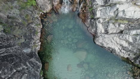 Cascade-Da-Portala-Do-Homem-Wasserfall-Mit-Atemberaubendem-Klarem-Pool,-Gerês-Nationalpark,-Portugal