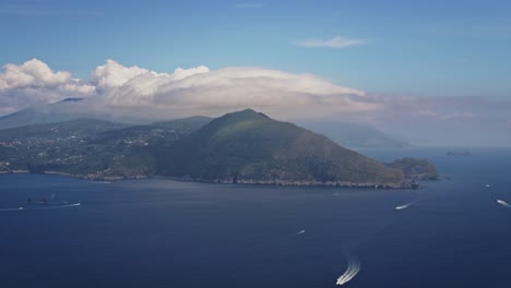 Breite-Luftaufnahme-Des-Golfs-Von-Sorrent-Mit-Schnellen-Wolken,-Blauem-Himmel-Und-Meer,-Von-Capri