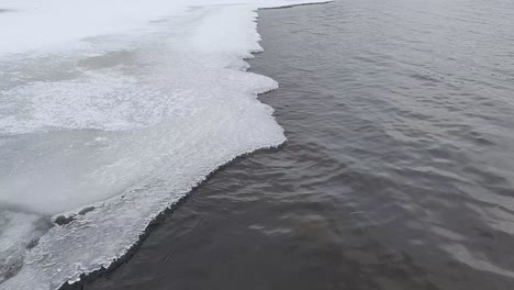 Wellen,-Die-Sich-Auf-Einem-Teilweise-Zugefrorenen-See-Bewegen
