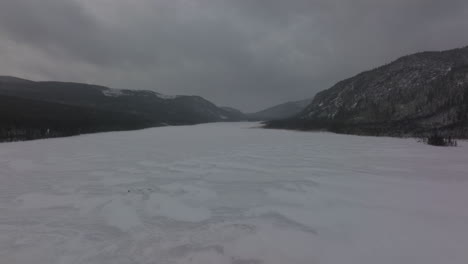 Niedrige-Antenne-Am-Zugefrorenen-See-Im-Winter-In-Mont-Du-Lac-A-L&#39;empeche,-Quebec,-Kanada