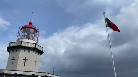 Die-Portugiesische-Nationalflagge-Weht-Am-Wolkigen-Und-Windigen-Himmel