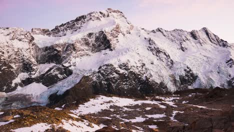Panoramaaufnahme-Einer-Spektakulären-Bergkette,-Die-An-Sonnigen-Tagen-Mit-Schnee-Bedeckt-Ist---Müllerhüttenroute,-Neuseeland