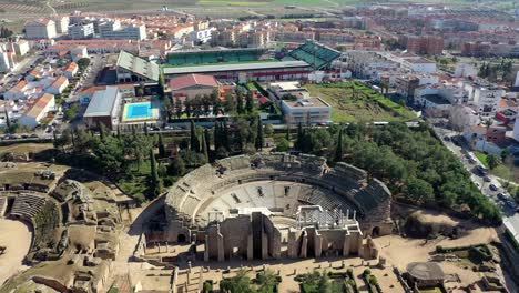 Orbitalaufnahme-Des-Historischen-Wahrzeichens-Des-Römischen-Amphitheaters-In-Merida,-Spanien,-Europa