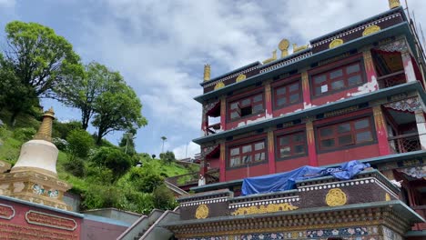 8-Stupas-Tempel-Im-Inneren-Des-Klosters-Kagyu-Thekchen-Ling-In-Lava-Kalimpong-Westbengalen-Indien