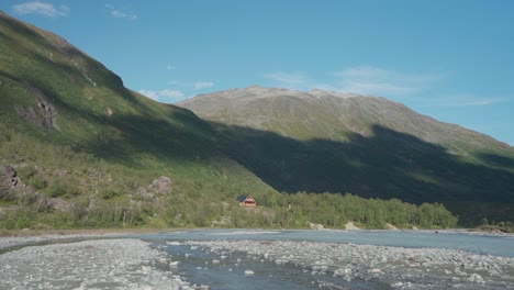 Pequeña-Cabaña-En-La-Parte-Inferior-De-La-Colina-En-El-Parque-Nacional-De-Anderdalen-En-Senja,-Noruega---Plano-General