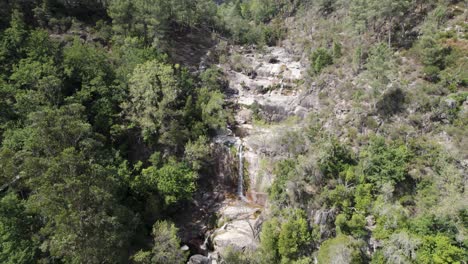 Fecha-de-Barjas-waterfall-streaming-to-beautiful-natural-pool,-Peneda-Gerês-National-Park