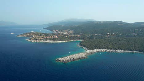 Amplia-Vista-Panorámica-Aérea-Pintoresca-Playa-Rocosa-Blanca,-Isla-De-Kefalonia,-Grecia