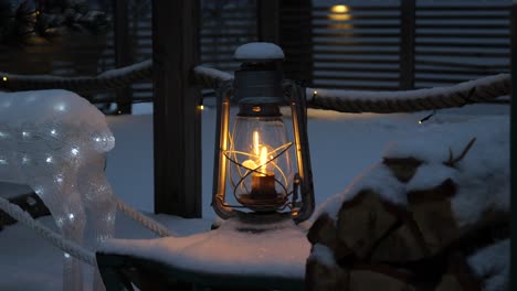 Lámpara-Al-Aire-Libre-En-La-Nieve-Por-La-Noche