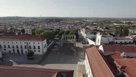 Ruinen-Des-Römischen-Tempels-Im-Historischen-Zentrum-Von-Evora-Mit-Stadtbild-Im-Hintergrund,-Portugal