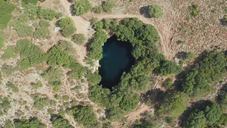 Luftbild-Aufsteigender-Natürlicher-See-Mit-Klarem-Wasser,-Melissani-Höhle,-Griechenland